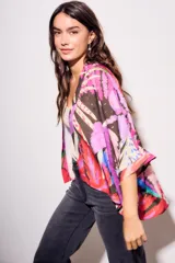 Kimono de viscosa con estampado abstracto multicolor, mangas 3/4 y corte holgado.