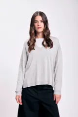 Sweater gris claro de tejido de punto con escote en V y corte holgado.