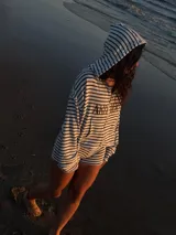 Campera rayada de estilo vintage, confeccionada en tejido suave y elastizado con serigrafia ARDIDO, con cierre frontal y calce cómodo.