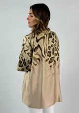 Camisa beige con estampado animal print en tonos marrones, de corte holgado y manga 3/4.