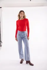 Sweater rojo de tejido de punto acanalado, corte ajustado y mangas largas.