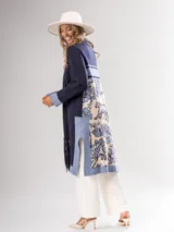 Sacón grueso tipo tapado, confeccionado en Italia con diseño exclusivo en tonos azules y flecos en el ruedo.