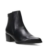Botas de caña baja marca Bottero, confeccionadas en cuero negro con textura granulada. Presentan un diseño de estilo chelsea con elástico lateral, punta fina y taco cuadrado de altura media.