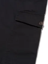 Pantalón cargo slim negro de corte recto con bolsillos laterales con solapa.