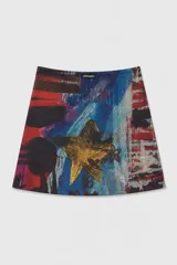 Sobrepollera de tul semitransparente con estampa artística colorida que incluye formas geométricas y una estrella amarilla.