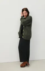 Cárdigan verde oliva de lana con botones dorados, bolsillos delanteros y corte holgado.