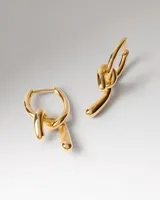 Aros de tipo argolla pequeña en color dorado, con un diseño entrelazado de formas orgánicas y acabado brillante.