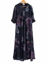 Vestido largo color azul marino con estampado floral en tonos violeta y bordó, diseño camisero con cuello y botones frontales parciales, y mangas largas remangables.