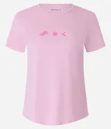 Remera deportiva rosada de microfibra perforada, con cuello redondo, manga corta, estampado pequeño en el pecho y bajo redondeado.