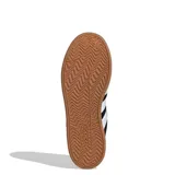 Championes urbanos Adidas Grand Court Alpha, color negro con detalles en blanco, confeccionados en cuero sintético, con las tres tiras características de la marca en los laterales y suela de goma. Inspirados en el calzado de tenis clásico.