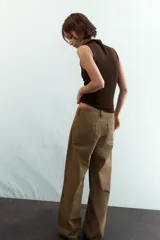 Top negro de manga sisa con cuello subido (mock neck).