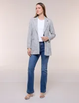 Blazer de tejido de punto jaspeado, de corte clásico y informal con largo medio, solapa de muesca tradicional, cierre frontal de doble botón y bolsillos funcionales.