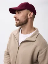 Campera de felpa color beige con cierre frontal completo, cuello alto y puños y ruedo acanalados.
