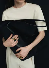 Anillo de zinc con baño dorado y detalle de esmalte cuadrado negro.