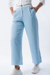 Pantalón de corte recto en color celeste, con cintura alta y cierre frontal con botón. Presenta un diseño limpio y minimalista, confeccionado en un tejido ligero y fluido.