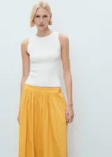 Vestido midi de color amarillo con cuerpo tipo corset fruncido y falda evasé de corte amplio. Presenta un diseño sin tirantes y está confeccionado en una mezcla de algodón con textura.
