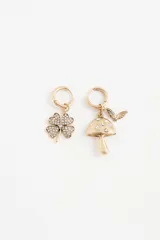 Aro tipo argolla dorada con dije colgante en forma de hongo, decorado con pequeños cristales.