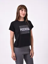 Remera verde militar con cuello redondo y estampado frontal con la frase "Do Not Disturb" en letras blancas.