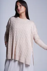 Sweater negro de punto con diseño de ochos, cuello redondo y mangas largas.