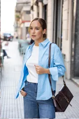 Camisa celeste de corte clásico, con bolsillo en el pecho, confeccionada en tejido suave de algodón y spandex.