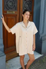 Vestido corto a cuadros color beige y blanco, de corte oversize, con cuello mao, botones a tono y logo bordado a contratono en el frente.