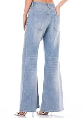 Jean de tiro medio y corte wide leg, confeccionado en denim de lavado claro. Presenta un diseño de líneas sinuosas formadas por pequeños brillos aplicados en toda la superficie frontal.