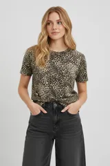 Remera de manga corta con cuello a la base y diseño holgado, confeccionada en tejido de algodón con elastano y estampado animal print.