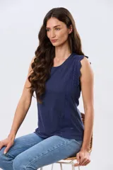 Musculosa de algodón color azul con detalles de broderie calado en los hombros, de cuello redondo y corte clásico.