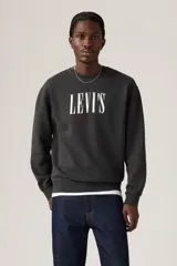 Buzo negro de corte relajado con cuello redondo y logo Levi's estampado en el pecho.