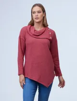 Buzo de tejido soft color ladrillo, marca Ruby Rd. Tiene cuello volcado con aplique de botones y terminación de ruedo asimétrico. De manga larga.