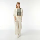 Pantalón de chándal ancho color beige con cordón ajustable en la cintura.