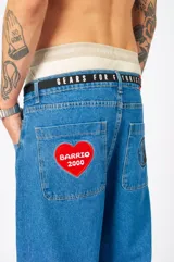 Pantalón recto de jean celeste, 100% algodón, con bolsillos laterales y traseros, bordado en bolsillos traseros, cierre frontal YKK y botón metálico.