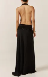 Vestido largo negro de fiesta, con escote halter drapeado, espalda descubierta y faja de lentejuelas negras en la cintura.