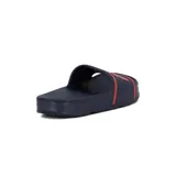 Chancletas tipo slide de Fila, color azul marino con logo Fila en rojo en la tira superior.