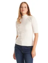 Remera de tejido rib marca Elie Tahari, color beige, con cuello mock y mangas cortas. Presenta un pequeño avío metálico con logo en el ruedo.