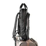 Mochila negra de poliéster con diseño rectangular y gran capacidad. Tiene acceso con cierre, dos bolsillos externos con cierre, un bolsillo interno con cierre y dos bolsillos internos abiertos. Cuenta con correa regulable, asas fijas y herrajes plateados. El interior está forrado en tela de algodón y poliéster.