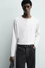 Camiseta de manga larga con cuello redondo y cierre frontal de botonadura tipo henley. Confeccionada en tejido de algodón y seda, con un corte relajado.