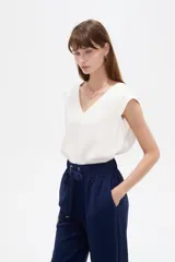 Blusa de viscosa color azul marino, sin mangas, con escote en V y corte al cuerpo.