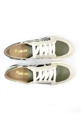 Zapatillas deportivas bajas de cuero con estampado de cebra en blanco y negro, detalles en verde oliva y cordones blancos.
