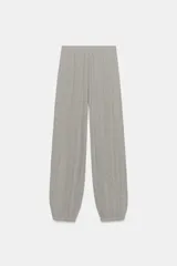 Pantalón bombacho de tiro medio en color gris melange, con cintura y puños elásticos.