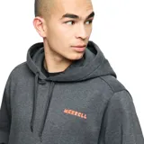 Buzo con capucha Merrell, color gris oscuro, con bolsillo frontal tipo canguro y logo de la marca estampado en color naranja en el pecho.
