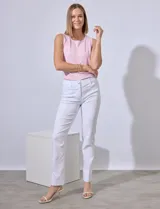 Pantalón blanco de corte slim, con pretina con pasadores, botón y cierre. Tiene tres bolsillos delanteros y dos bolsillos ojal en la parte trasera.
