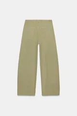 Pantalón cargo de tiro medio confeccionado en algodón, con diseño de pierna ancha, cintura con trabillas, bolsillos delanteros y bolsillos de plastrón con solapa en la pierna.