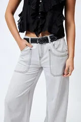 Jean de tiro bajo, estilo baggy, color negro lavado con detalles de doble bolsillo frontal.