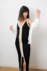 Vestido largo de punto negro con escote en V y franja vertical color beige.