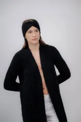 Vincha de lana color beige, tejida a mano, con diseño trenzado en el frente.