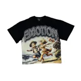 Remera de algodón negra con estampa frontal de estilo vintage que muestra dos niños corriendo en la playa, acompañada por la palabra 'EMOTION' con efecto de brillantes.