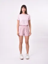 Short deportivo negro de tiro alto con cintura elástica fruncida y corte holgado.