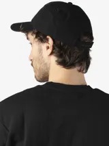 Gorra tipo baseball de Carhartt, confeccionada en lona de algodón color bordó, con parche rectangular con el logo de la marca en el frente.