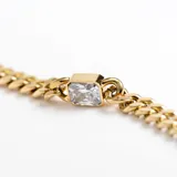 Pulsera dorada de acero con eslabones tipo cadena y cristal claro cuadrado en el centro.